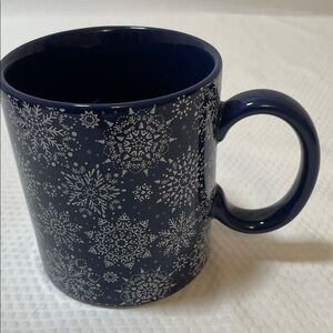 Chic & Tonic 14 oz Blue & White  Snowflakes Christmas Mug.